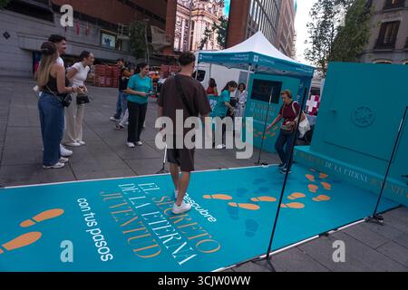 Madrid, Spanien. September 2025. Eine Gruppe von Menschen nimmt an Freizeitaktivitäten auf dem Callao-Platz in Madrid während des Welttages der Physiotherapeuten Teil. Quelle: SOPA Images Limited/Alamy Live News Stockfoto