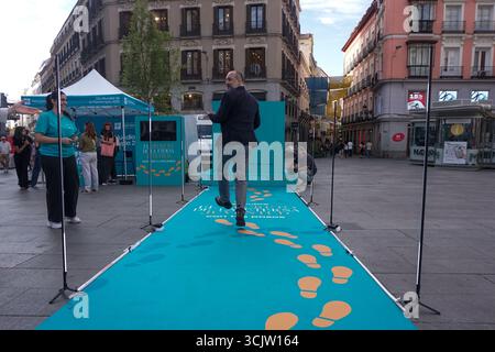 Madrid, Spanien. September 2025. Eine Gruppe von Menschen nimmt an Freizeitaktivitäten auf dem Callao-Platz in Madrid während des Welttages der Physiotherapeuten Teil. (Foto: David Canales/SOPA Images/SIPA USA) Credit: SIPA USA/Alamy Live News Stockfoto