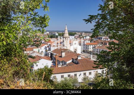 Ein wunderschöner Panoramablick auf die historische Stadt Tomar, Portugal, mit ihren traditionellen roten Ziegeldächern, weißen Gebäuden und der Kirche St. John Stockfoto