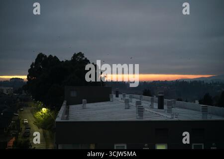 puesta de sol en la ciudad Stockfoto