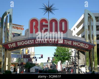 Renos ikonisches Schild „die größte kleine Stadt der Welt“ im Zentrum von Reno, Nevada, empfängt Besucher in der pulsierenden Stadt. Stockfoto