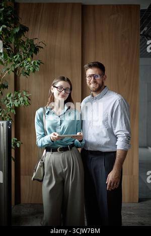 Kaukasische junge Frau und kaukasischer junger Mann arbeiten mit Digital Tablet zusammen Stockfoto