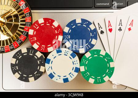 Eine Nahaufnahme einer Kasino-Szene mit einem sich drehenden Roulette-Rad und Spielkarten, die Spannung, Zufall und potenzielle Gewinnverluste in g vermitteln Stockfoto