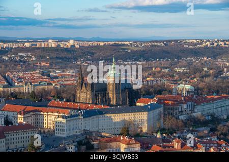 Der Blick vom Aussichtsturm Petrin auf die Prager Burg und den Veitsdom Stockfoto