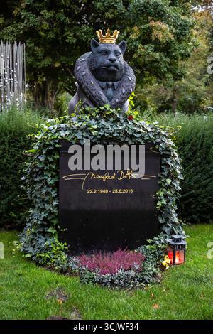 Wien Berühmte Gräber auf dem Wiener Zentralfriedhof Ehrengrab von Manfred Deix bekannter österreichischer Karikaturist, Grafiker und Karikaturist, 1949 - 2016 auf dem Zentralfriedhof Wien in Gruppe 33, Reihe 14, Grab Nummer 22 am 15. Oktober 2023, Wien/Österreich, *** Wien berühmte Gräber auf dem Wiener Zentralfriedhof Ehrengrab von Manfred Deix bekannter österreichischer Karikaturist, Grafiker und Karikaturist, 1949 2016 auf dem Wiener Zentralfriedhof in Gruppe 33, Reihe 14, Grabnummer 22 am 15. Oktober 2023, Wien Österreich, Copyright: XSocher/xEibner-Pressefotox EP kso Stockfoto