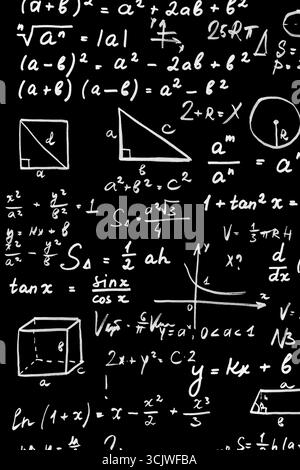 Handgeschriebene wissenschaftliche Formeln und Gleichungen auf dunklem Hintergrund, perfekt für Bildung, Forschung und intellektuelle Projekte. Stockfoto