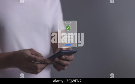 Junger Mann Hand mit Smartphone für mobile Zahlung, Online-Zahlung, Digital- und Online-Shopping, Bankkonto Telefon, mobiles Banking Stockfoto