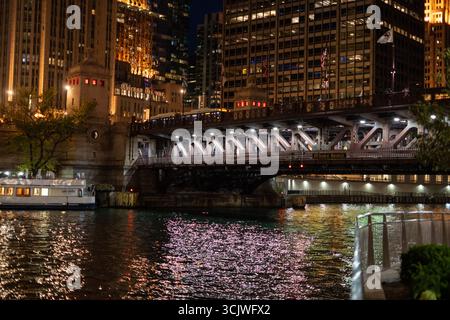 Leuchtende Lichter der Stadt Chicago über dem wunderschönen Riverwalk Stockfoto