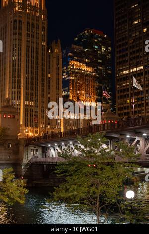 Leuchtende Lichter der Stadt Chicago über dem wunderschönen Riverwalk Stockfoto