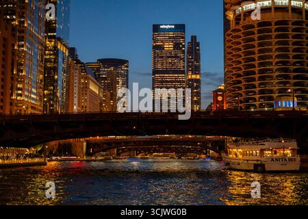 Leuchtende Lichter der Stadt Chicago über dem wunderschönen Riverwalk Stockfoto