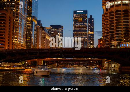 Leuchtende Lichter der Stadt Chicago über dem wunderschönen Riverwalk Stockfoto