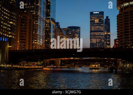 Leuchtende Lichter der Stadt Chicago über dem wunderschönen Riverwalk Stockfoto