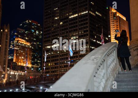Leuchtende Lichter der Stadt Chicago über dem wunderschönen Riverwalk Stockfoto