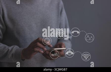 Junger Mann Hand mit Smartphone mit to Interconnect, vernetztem Konzept; Menschen verbinden sich über drahtloses Internet in einer Welt der digitalen Technologie und Stockfoto
