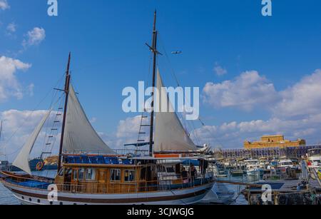 Segelschiff im Hafen in der Nähe des Alten Schlosses in der Stadt Paphos, Zypern Stockfoto