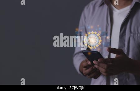 Junger Mann Hand mit Smartphone zu Interconnect, vernetztes Konzept; Menschen verbinden sich über drahtloses Internet in einer Welt der digitalen Technologie und Kommunikation Stockfoto