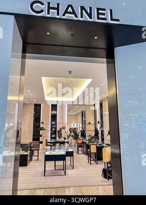 Flughafen Roissy Charles-de-Gaulle, Weitwinkelblick, Einkaufszentrum im Inneren, Chanel Store Luxury, moderne Inneneinrichtung, Logo, vuitton chanel Stockfoto