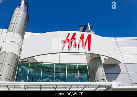 H- und M-Logobeschriftung im Contemporary Shopping Center. London, UK, 28. Juli 2024 Stockfoto