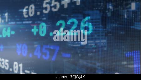 Anzeige des Tickers mit Umtauschwerten über der Skyline der Stadt bei Nacht, mit Raster und Währungssymbolen Stockfoto