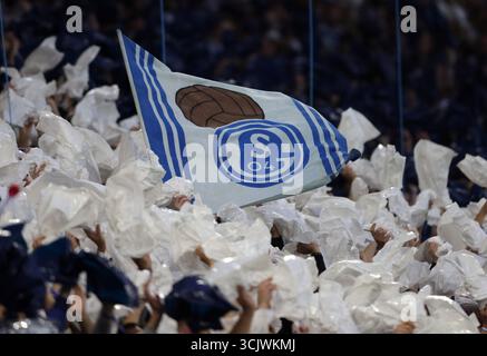 Schalke, Deutschland. August 2025. firo : 23.08.2025, Fußball: 2.Bundesliga FC Schalke 04 - VfL Bochum Fans mit Fahnen Fans mit Fahnensicherung Credit: dpa/Alamy Live News Stockfoto