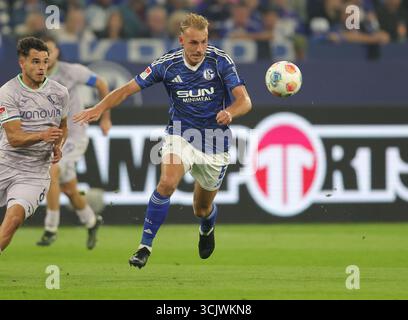 Schalke, Deutschland. August 2025. firo : 23.08.2025, Fußball: 2.Bundesliga FC Schalke 04 - VfL Bochum Timo Becker vom FC Schalke 04 spielt den Ball Einzelaktion Credit: dpa/Alamy Live News Stockfoto