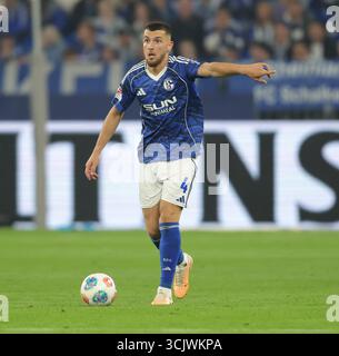 Schalke, Deutschland. August 2025. firo : 23.08.2025, Fußball: 2.Bundesliga FC Schalke 04 - VfL Bochum Hasan Kurucay vom FC Schalke 04 spielt den Ball Einzelaktion Credit: dpa/Alamy Live News Stockfoto