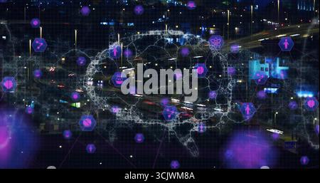 Anzeige von leuchtendem digitalem Gehirn-Netzwerk über nächtlichen Autobahnen, mit schwachem Raster und lila Hexadezimalsymbolen Stockfoto