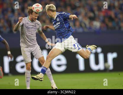 Schalke, Deutschland. August 2025. firo : 23.08.2025, Fußball: 2.Bundesliga FC Schalke 04 - VfL Bochum Finn Porath von Schalke Jubilationswettbewerb um die Ballduelle Credit: dpa/Alamy Live News Stockfoto