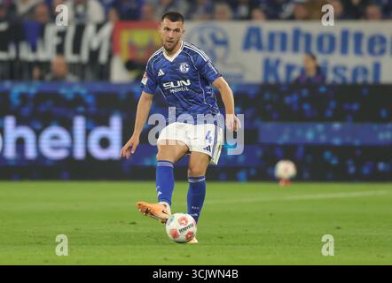 Schalke, Deutschland. August 2025. firo : 23.08.2025, Fußball: 2.Bundesliga FC Schalke 04 - VfL Bochum Hasan Kurucay vom FC Schalke 04 spielt den Ball Einzelaktion Credit: dpa/Alamy Live News Stockfoto
