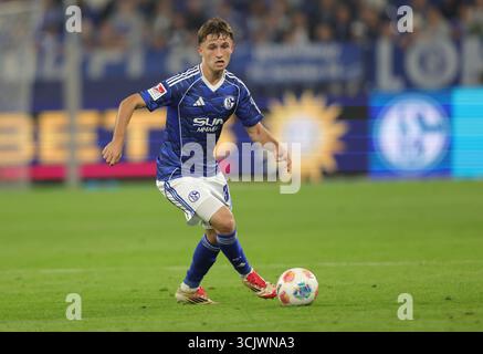 Schalke, Deutschland. August 2025. firo : 23.08.2025, Fußball: 2.Bundesliga FC Schalke 04 - VfL Bochum Vitalie Becker vom FC Schalke 04 spielt den Ball Einzelaktion Credit: dpa/Alamy Live News Stockfoto