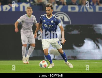 Schalke, Deutschland. August 2025. firo : 23.08.2025, Fußball: 2.Bundesliga FC Schalke 04 - VfL Bochum Kenan Karaman vom FC Schalke 04 spielt den Ball Einzelaktion Credit: dpa/Alamy Live News Stockfoto