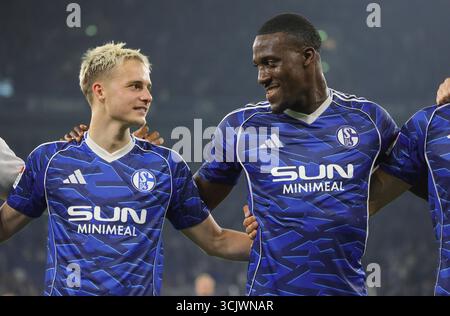 Schalke, Deutschland. August 2025. firo : 23.08.2025, Fußball: 2.Bundesliga FC Schalke 04 - VfL Bochum Finn Porath und Bryan Lasme vom FC Schalke 04 Credit: dpa/Alamy Live News Stockfoto