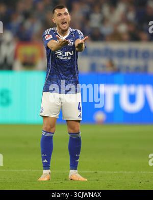 Schalke, Deutschland. August 2025. firo : 23.08.2025, Fußball: 2.Bundesliga FC Schalke 04 - VfL Bochum Hasan Kurucay vom FC Schalke 04 Gesten Gesten Kredit: dpa/Alamy Live News Stockfoto
