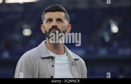 Schalke, Deutschland. August 2025. firo : 23.08.2025, Fußball: 2.Bundesliga FC Schalke 04 - VfL Bochum Cheftrainer Miron Muslic vom FC Schalke 04 Trainer Looks auf Portrait Credit: dpa/Alamy Live News Stockfoto