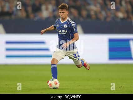 Schalke, Deutschland. August 2025. firo : 23.08.2025, Fußball: 2.Bundesliga FC Schalke 04 - VfL Bochum Vitalie Becker vom FC Schalke 04 spielt den Ball Einzelaktion Credit: dpa/Alamy Live News Stockfoto