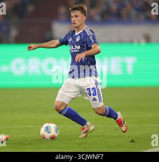 Schalke, Deutschland. August 2025. firo : 23.08.2025, Fußball: 2.Bundesliga FC Schalke 04 - VfL Bochum Vitalie Becker vom FC Schalke 04 spielt den Ball Einzelaktion Credit: dpa/Alamy Live News Stockfoto