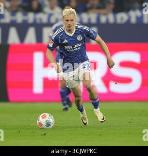 Schalke, Deutschland. August 2025. firo : 23.08.2025, Fußball: 2.Bundesliga FC Schalke 04 - VfL Bochum Finn Porath vom FC Schalke 04 spielt den Ball Einzelaktion Credit: dpa/Alamy Live News Stockfoto