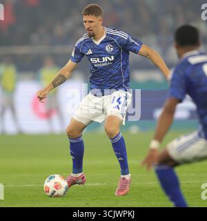Schalke, Deutschland. August 2025. firo : 23.08.2025, Fußball: 2.Bundesliga FC Schalke 04 - VfL Bochum Janik Bachmann vom FC Schalke 04 spielt den Ball Einzelaktion Credit: dpa/Alamy Live News Stockfoto