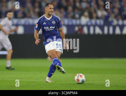 Schalke, Deutschland. August 2025. firo : 23.08.2025, Fußball: 2.Bundesliga FC Schalke 04 - VfL Bochum Nikola Katic vom FC Schalke 04 spielt den Ball Einzelaktion Credit: dpa/Alamy Live News Stockfoto