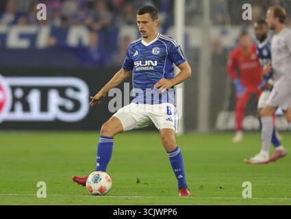 Schalke, Deutschland. August 2025. firo : 23.08.2025, Fußball: 2.Bundesliga FC Schalke 04 - VfL Bochum Ron Schallenberg vom FC Schalke 04 spielt den Ball Single Action Credit: dpa/Alamy Live News Stockfoto