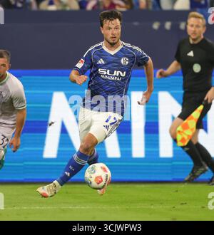 Schalke, Deutschland. August 2025. firo : 23.08.2025, Fußball: 2.Bundesliga FC Schalke 04 - VfL Bochum Adrian Gantenbein vom FC Schalke 04 spielt den Ball Einzelaktion Credit: dpa/Alamy Live News Stockfoto