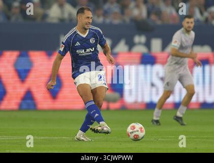 Schalke, Deutschland. August 2025. firo : 23.08.2025, Fußball: 2.Bundesliga FC Schalke 04 - VfL Bochum Nikola Katic vom FC Schalke 04 spielt den Ball Einzelaktion Credit: dpa/Alamy Live News Stockfoto