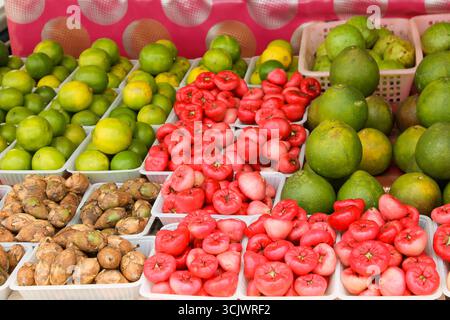Früchte wie Pommerak, pikante Limetten, süßer Maripa und der saftige Rosenapfel auf einem Markt in Suirname Stockfoto