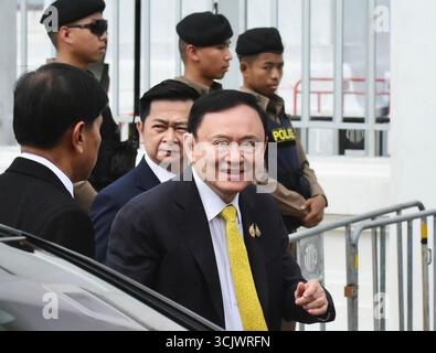 Bangkok. September 2025. Der ehemalige thailändische Premierminister Thaksin Shinawatra (Front) trifft am 9. September 2025 am Obersten Gerichtshof in Bangkok ein. Thailands Oberster Gerichtshof entschied am Dienstag, dass dem ehemaligen Premierminister Thaksin Shinawatra widerrechtlich erlaubt wurde, in Krankenhausgefängnis zu bleiben und in das Gefängnis zurückzukehren, um seine Strafe zu vollenden. Quelle: Xinhua/Alamy Live News Stockfoto