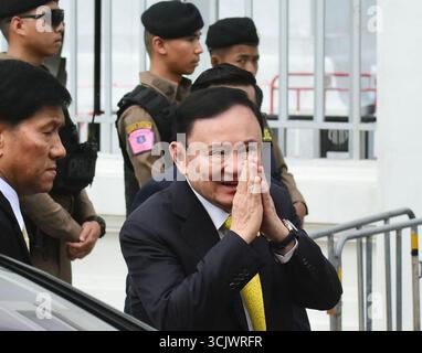 Bangkok. September 2025. Der ehemalige thailändische Premierminister Thaksin Shinawatra (Front) trifft am 9. September 2025 am Obersten Gerichtshof in Bangkok ein. Thailands Oberster Gerichtshof entschied am Dienstag, dass dem ehemaligen Premierminister Thaksin Shinawatra widerrechtlich erlaubt wurde, in Krankenhausgefängnis zu bleiben und in das Gefängnis zurückzukehren, um seine Strafe zu vollenden. Quelle: Xinhua/Alamy Live News Stockfoto