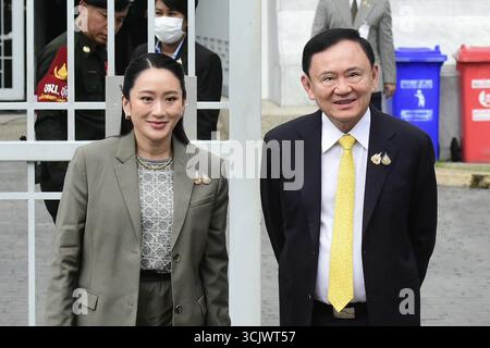 Bangkok. September 2025. Der ehemalige thailändische Premierminister Thaksin Shinawatra (R) und seine Tochter Paetongtarn Shinawatra treffen am 9. September 2025 am Supreme Court in Bangkok ein. Thailands Oberster Gerichtshof entschied am Dienstag, dass dem ehemaligen Premierminister Thaksin Shinawatra widerrechtlich erlaubt wurde, in Krankenhausgefängnis zu bleiben und in das Gefängnis zurückzukehren, um seine Strafe zu vollenden. Quelle: Xinhua/Alamy Live News Stockfoto