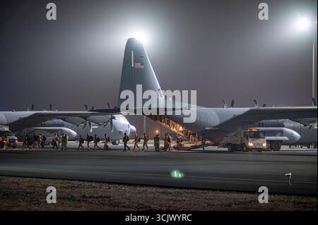Luftstreitkräfte der US Air Force, die mehreren Einheiten im 386th Air Expeditionary Wing zugeordnet sind, entladen eine C-130 Hercules, nachdem sie an Agile Spartan teilgenommen hatten Stockfoto