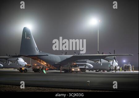 Die US-Luftwaffe, die mehreren Einheiten im 386. Air Expeditionary Wing zugeordnet sind, bereiten sich darauf vor, einen C-130 Hercules zu entladen, nachdem sie an AGI teilgenommen hatten Stockfoto