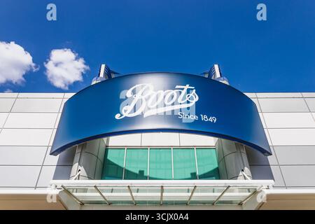 Boots für Apotheken mit auffälligem blauem Logo. London, UK, 28. Juli 2024 Stockfoto