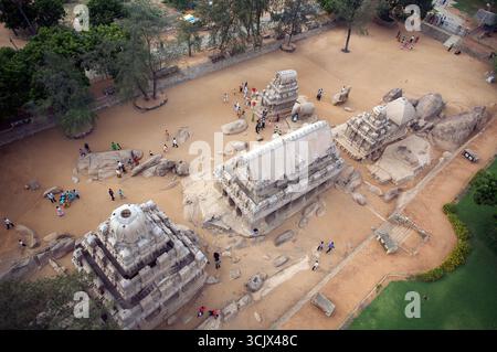 Mahabalipuram, Indien - 17. September 2006: Aus der Vogelperspektive auf die Pancha Rathas, alte monolithische Tempel, ragen majestätisch inmitten der Sandlandschaft. Stockfoto